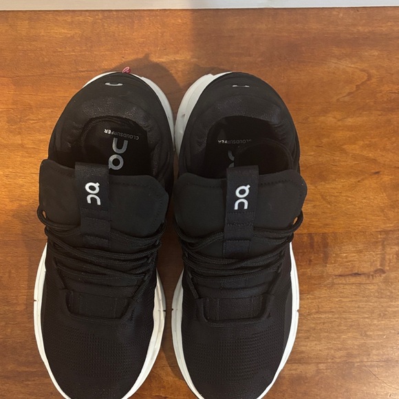 On Running Women’s size 6.5 Black and White Sneakers - Picture 4 of 4